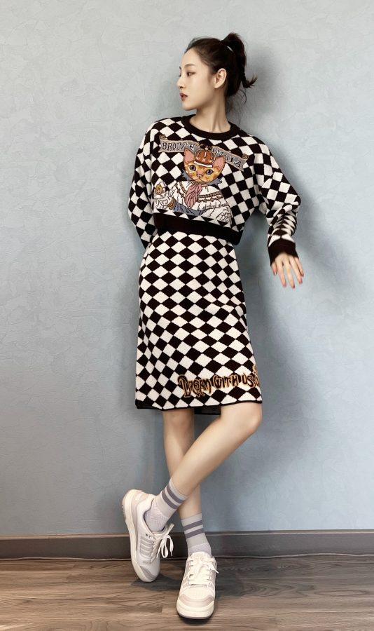 Youthful and lovely Zhao Yuanyuan has slender white jade legs(4/4)