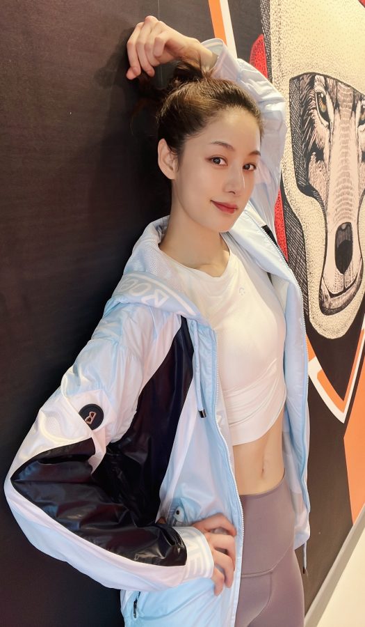 赵圆瑗故意露出小蛮腰(2/5)