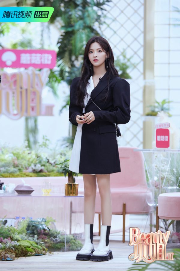 《Beauty小姐》杨超越夹腿坐姿(9/15)