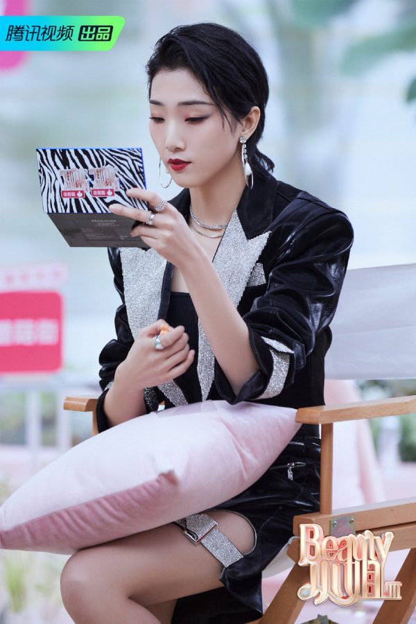 《Beauty小姐》杨超越夹腿坐姿(14/15)