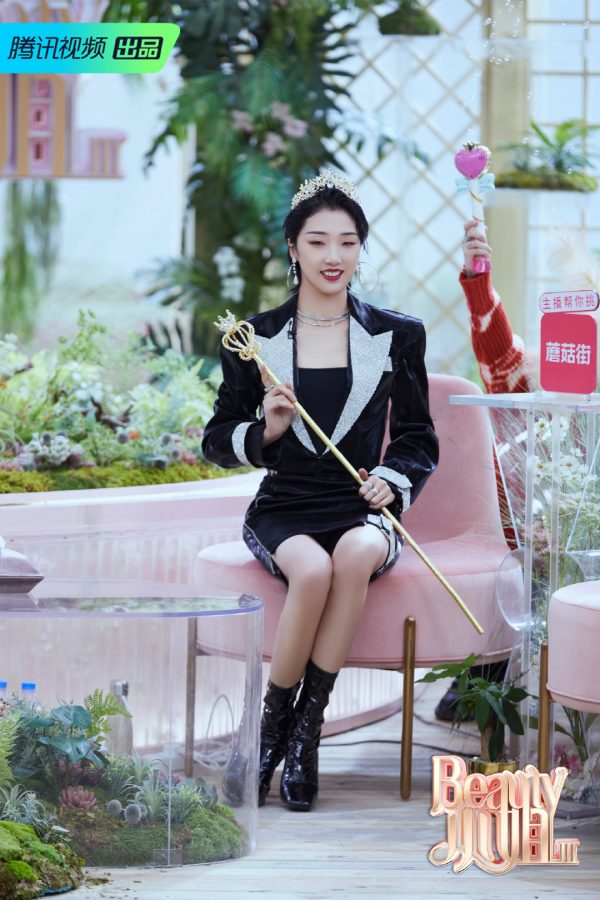 《Beauty小姐》杨超越夹腿坐姿(13/15)