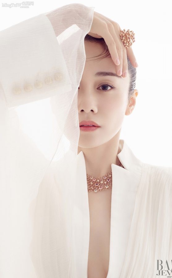 女明星刘芸穿白色仙气开叉裙露长腿拍写真气质优雅高贵(2/2)