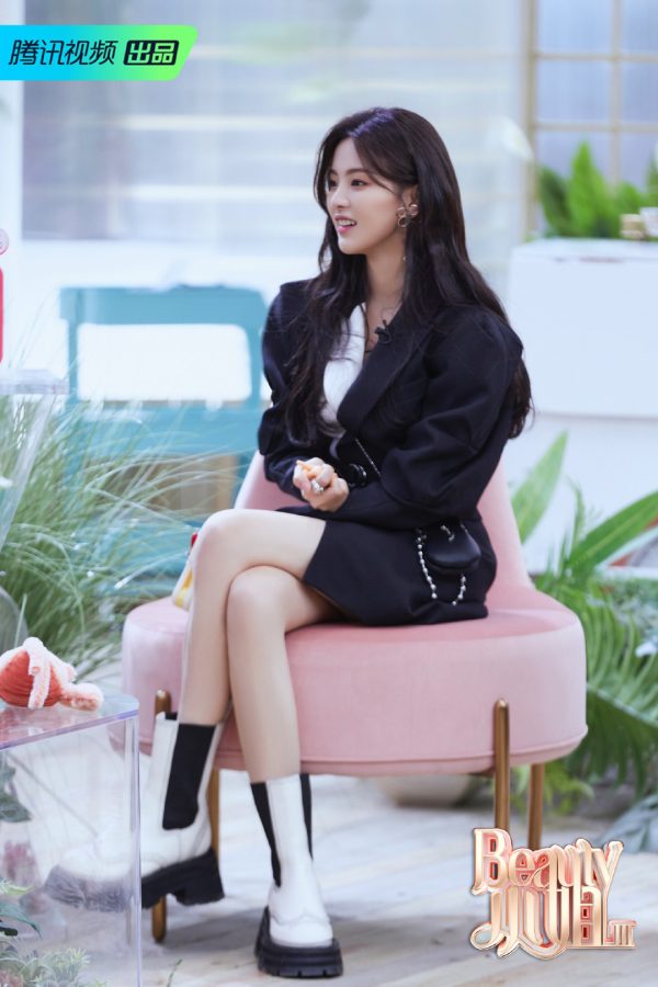 《Beauty小姐》杨超越夹腿坐姿(8/15)