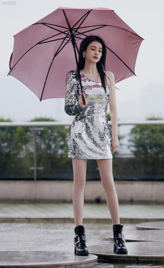 白鹿身穿斜肩亮片短裙美腿白皙修长(10/10)
