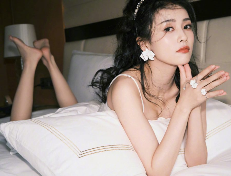 白鹿纯美写真光脚丫站在白床单上(3/5)