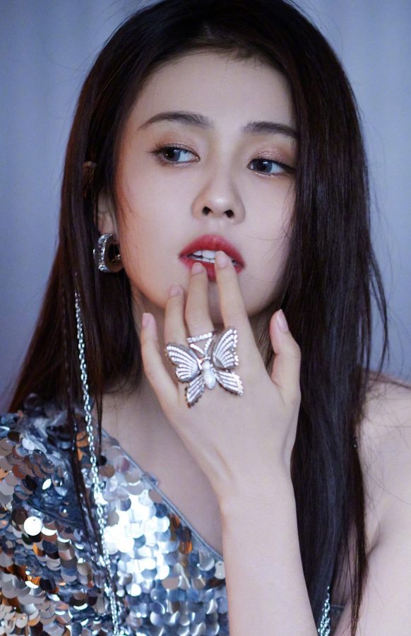 白鹿身穿斜肩亮片短裙美腿白皙修长(6/10)
