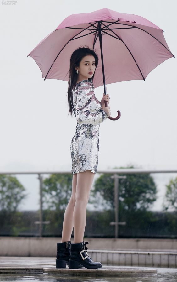 白鹿身穿斜肩亮片短裙美腿白皙修长(7/10)
