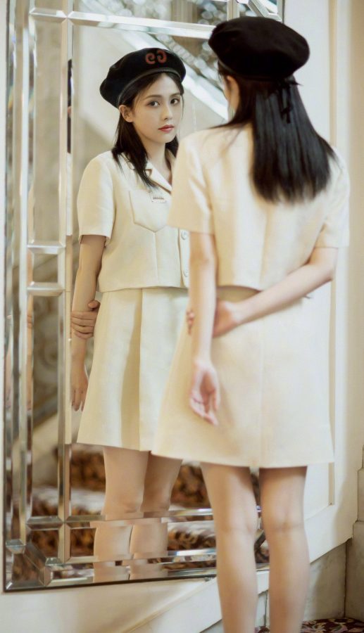 女演员白鹿头戴贝雷帽脸美腿白(2/6)