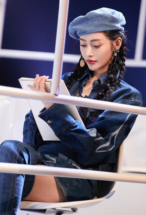 《乘风破浪的姐姐》王心凌组表演《星星点灯》，张天爱白大腿艳压全场(11/31)