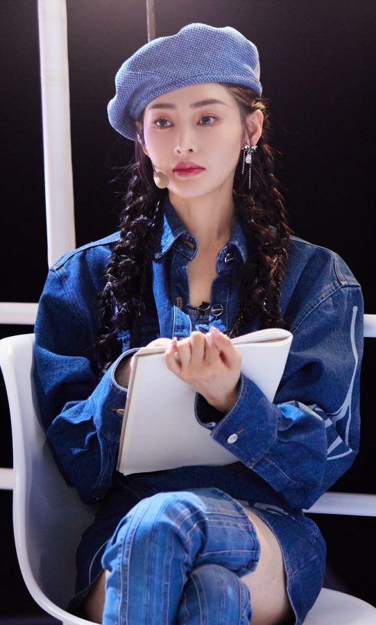 《乘风破浪的姐姐》王心凌组表演《星星点灯》，张天爱白大腿艳压全场(12/31)