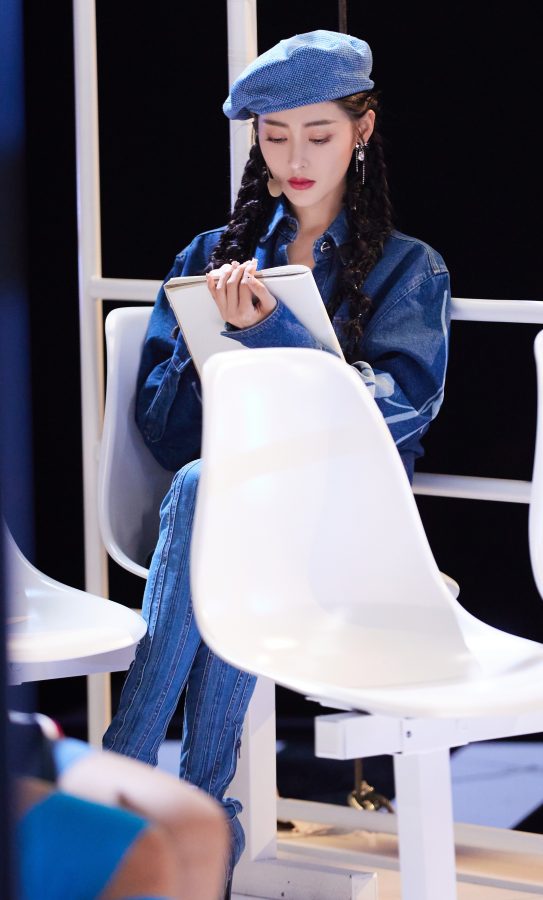 《乘风破浪的姐姐》王心凌组表演《星星点灯》，张天爱白大腿艳压全场(14/31)
