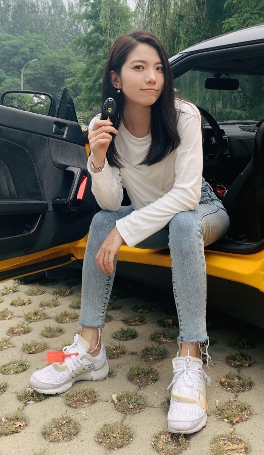 Chu Xiaomin wore tight jeans to record "Che Ruo First Meeting"(2/2)