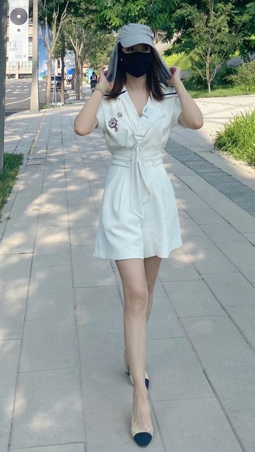 初晓敏夏日外出美腿纤细白皙(1/2)