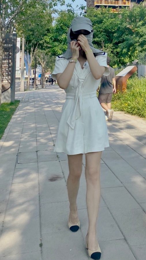 初晓敏夏日外出美腿纤细白皙(2/2)