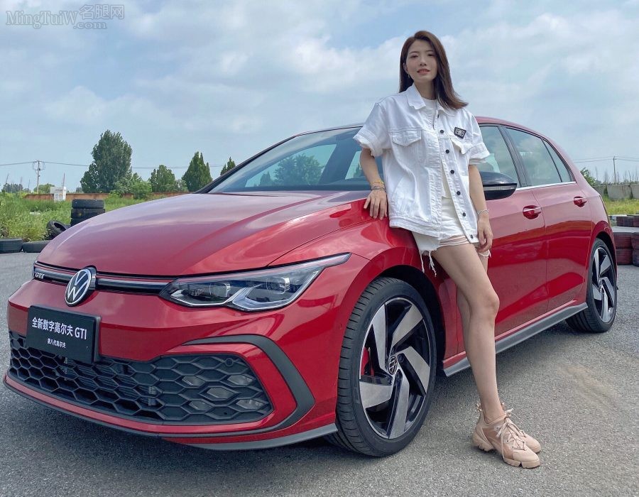 香车美女初晓敏测评高尔夫GTI长腿性感(1/2)