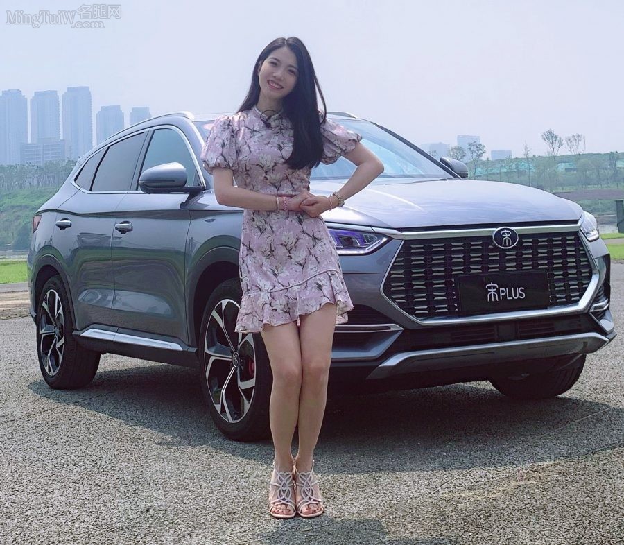 长腿美女初晓敏脚踩凉高跟测评比亚迪宋plus(1/1)