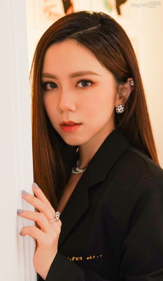 邓紫棋黑西装皮长靴美腿白皙光滑(3/12)