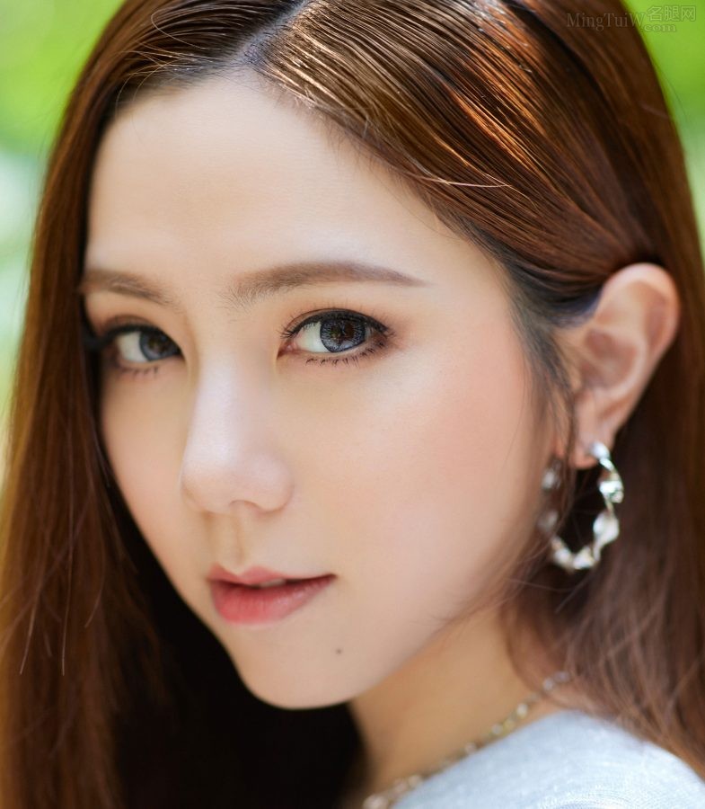 Deng Ziqi has long, smooth hair, long legs, and wearing boots, has a slim figure and a smart temperament(7/7)