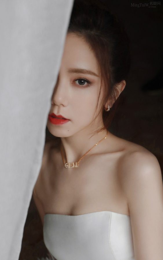 邓紫棋低胸白羽毛长裙露光滑美背写真(1/4)