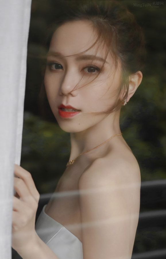 邓紫棋低胸白羽毛长裙露光滑美背写真(2/4)