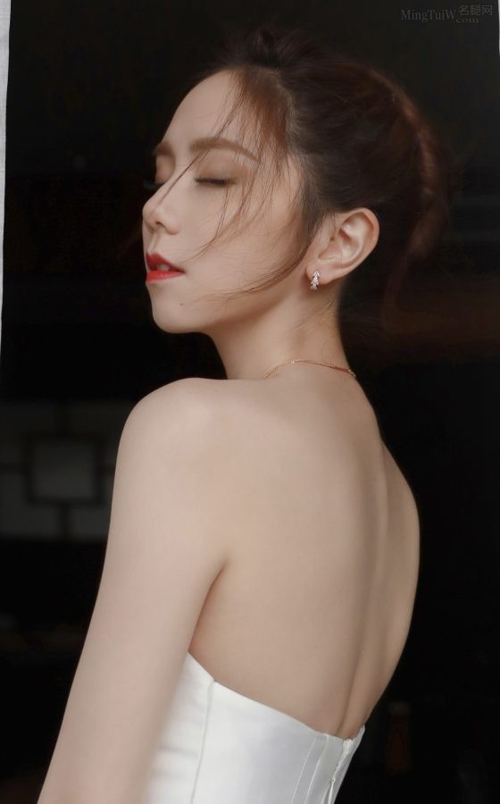 邓紫棋低胸白羽毛长裙露光滑美背写真(3/4)