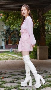 邓紫棋庭院写真穿粉裙长靴姿态迷人