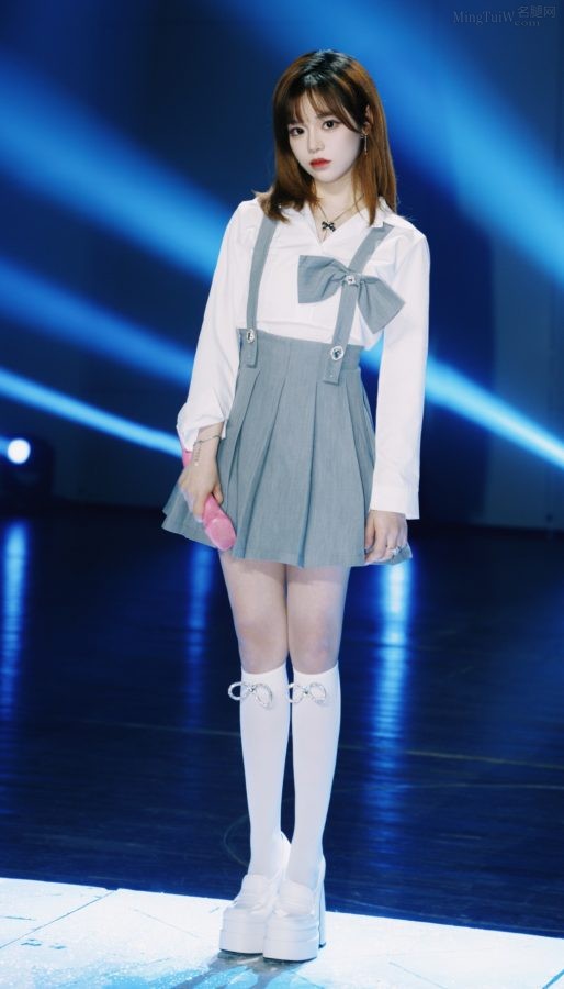 黄霄云穿短裙配短筒袜上台少女气质甜美(1/4)