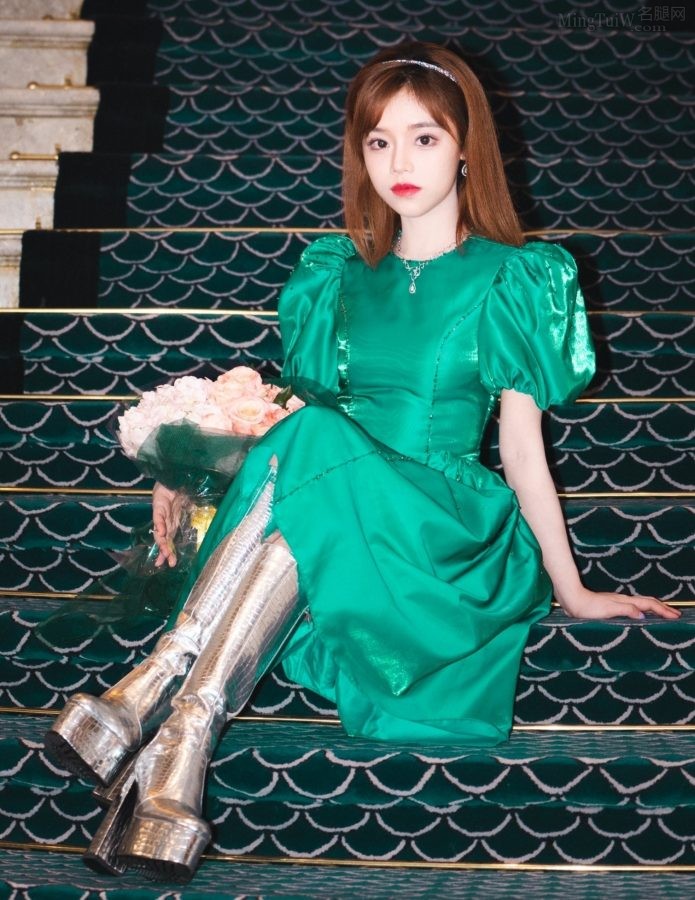 Huang Xiaoyun green skirt and silver thick-soled boots sitting with legs crossed(1/3)