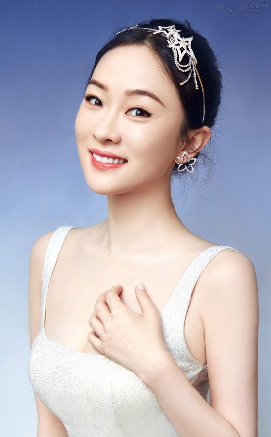 Female star Huo Siyan showed off her career in a low-cut evening dress(1/6)