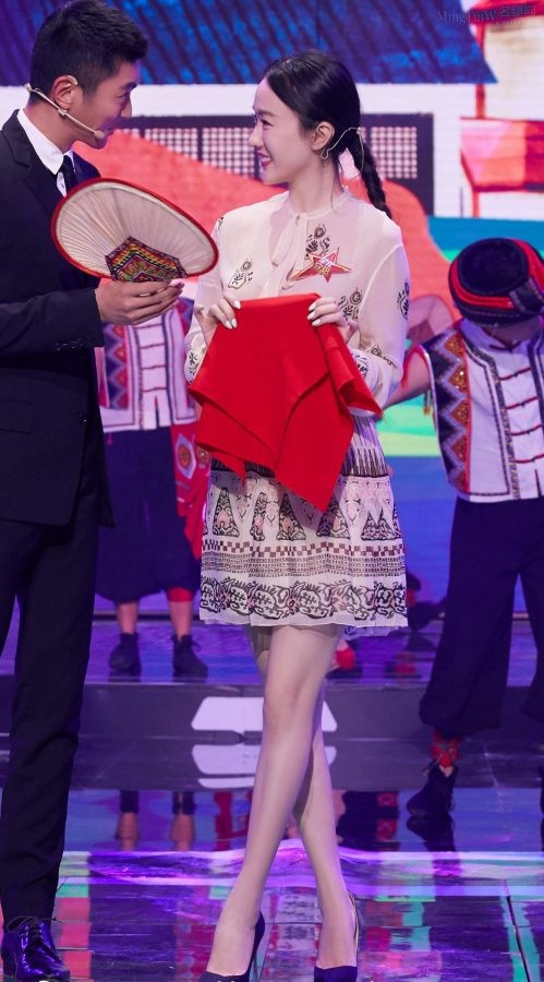 Huo Siyan's beautiful legs in stilettos(5/7)