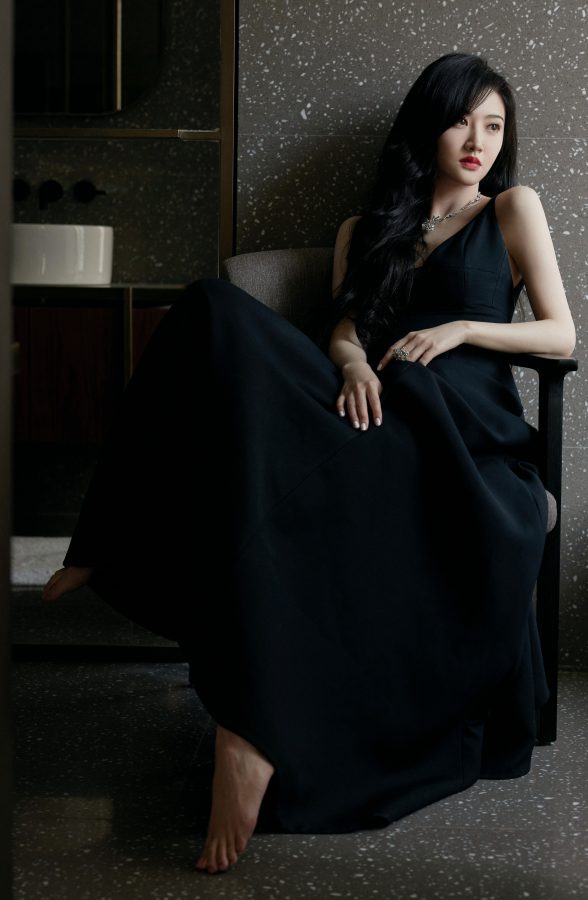 Jing Tian wears a black suspender skirt for a photo shoot and has a graceful figure. She shows off her charming feet without shoes.(1/9)