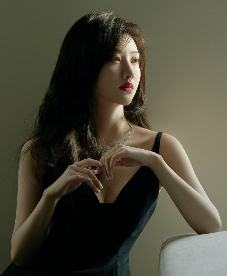 景甜穿黑色吊带裙拍写真身材曼妙，不穿鞋露出魅力玉足(6/9)
