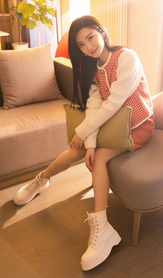 邻家大姐姐景甜居家美腿白靴暖色写真(2/7)
