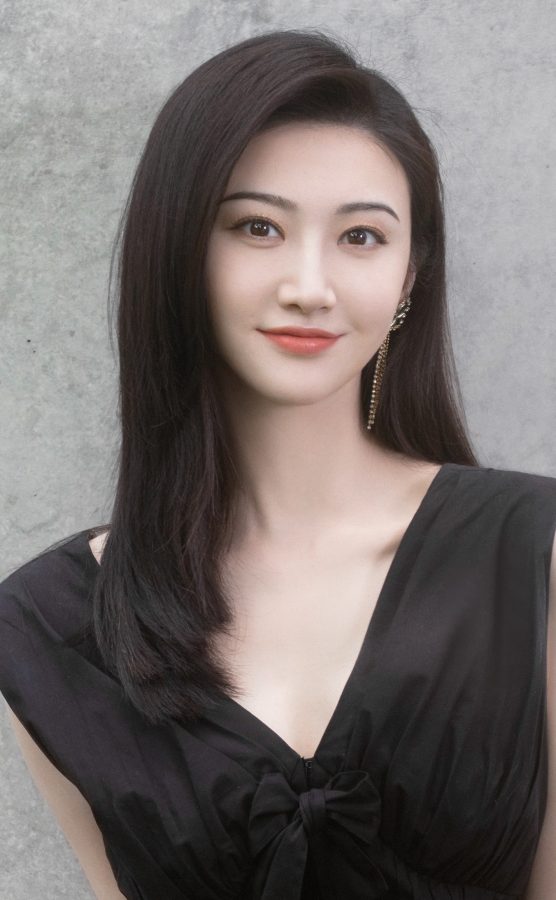 Sweet and graceful young lady Jing Tian wears a black skirt and short boots with white and thin legs(5/9)