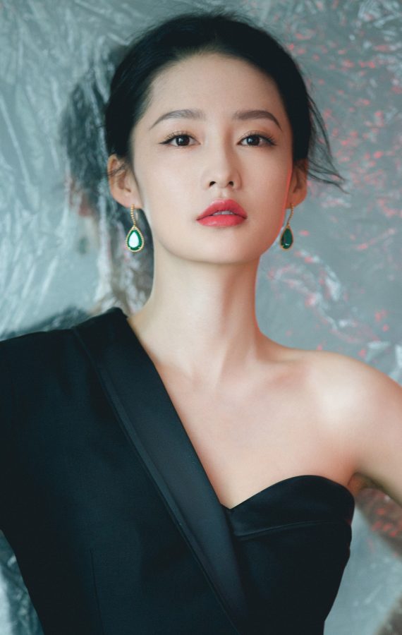 美艳的女星李沁身穿黑色超短裙美臂玉腿修长(2/4)