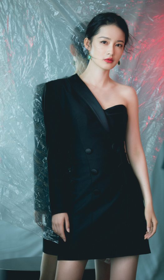 美艳的女星李沁身穿黑色超短裙美臂玉腿修长(3/4)