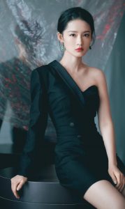 美艳的女星李沁身穿黑色超短裙美臂玉腿修长
