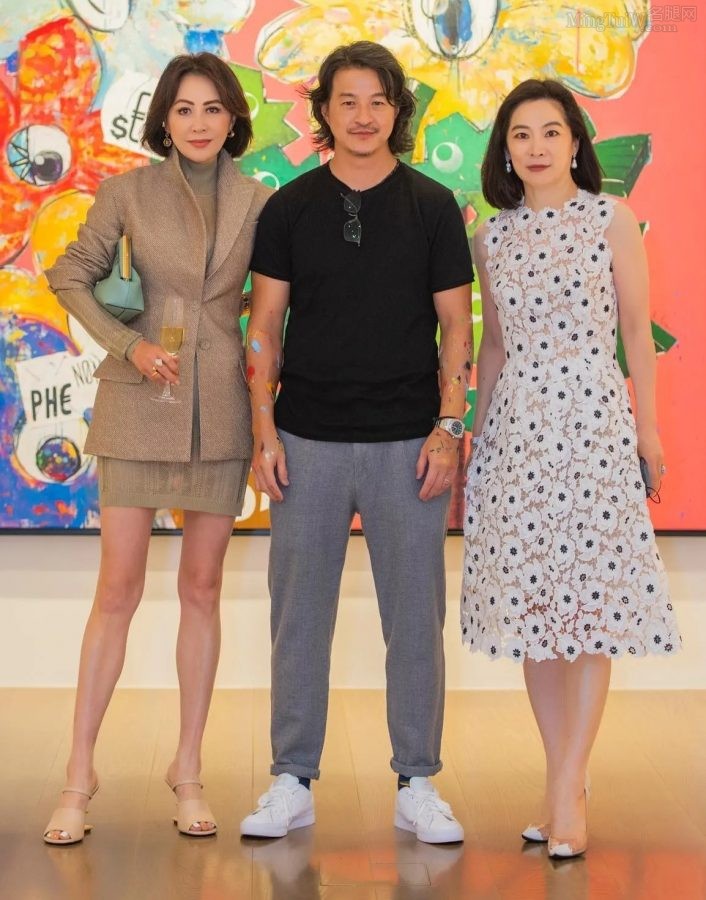 成熟气质刘嘉玲穿超套装短裙美腿光滑修长(4/8)