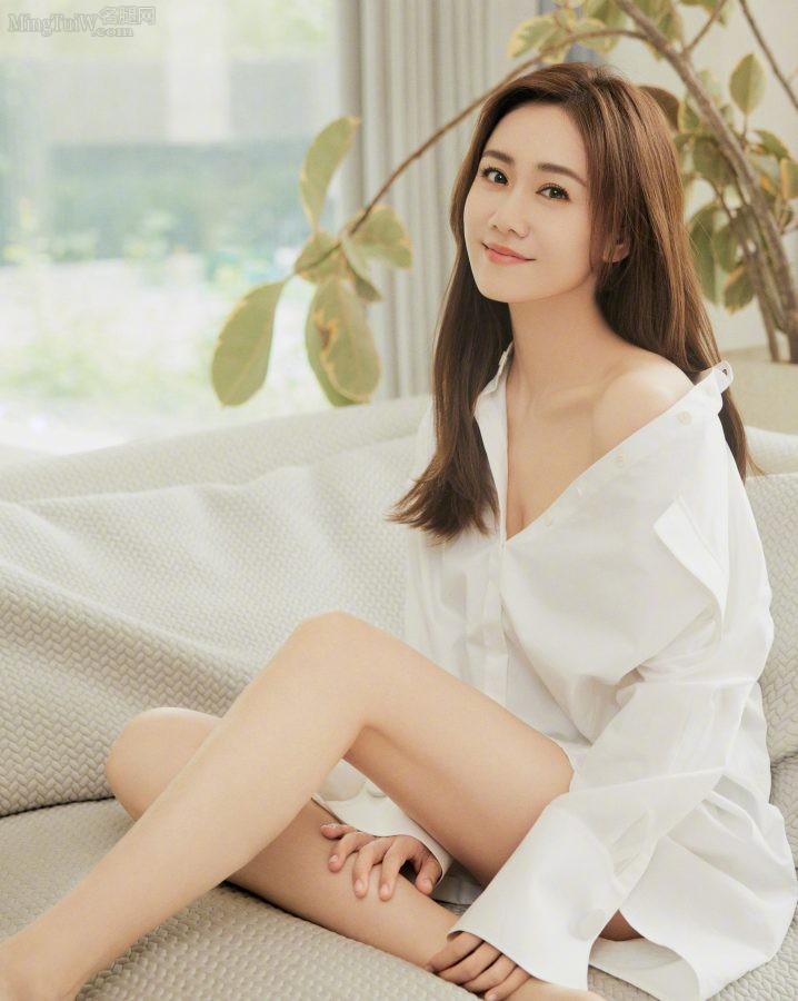 刘芸只穿一件白衬衫清清爽爽秀美腿玉足(2/8)