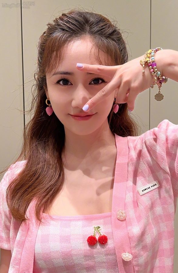 粉嫩少女气质刘芸穿牛仔短裙美腿修长(4/4)