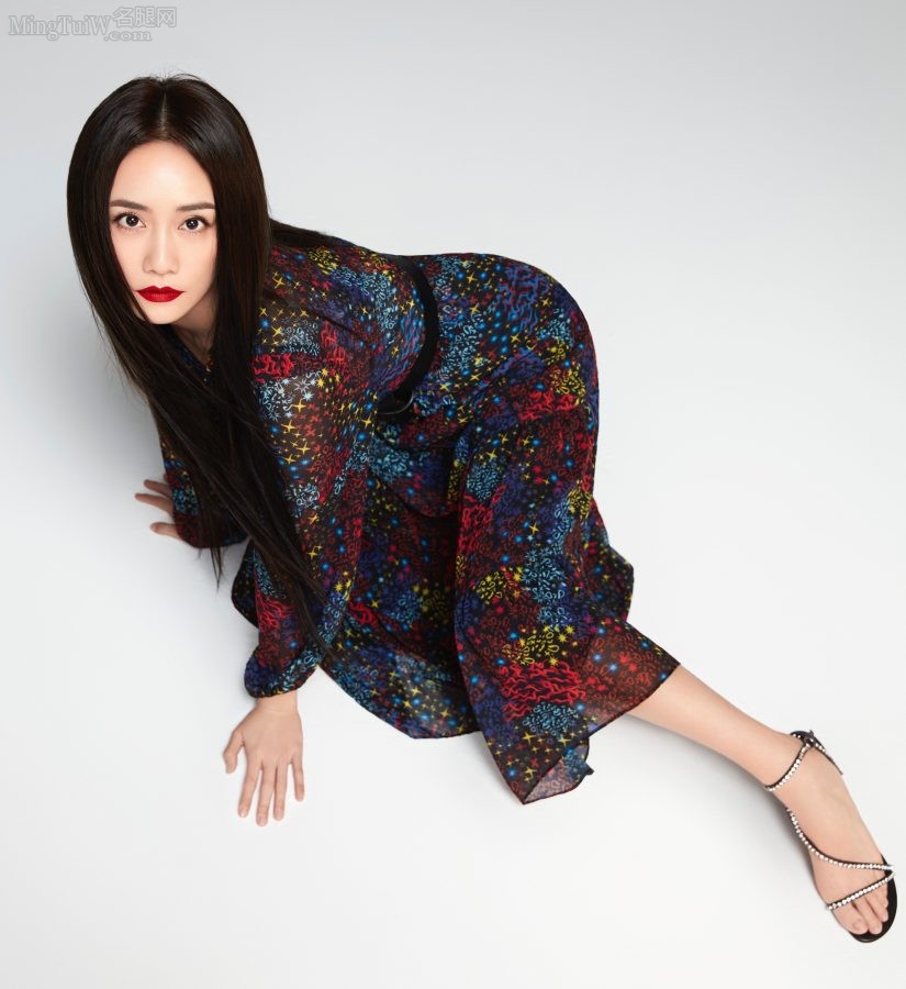 美女明星刘芸玉脚穿凉高跟拍写真(1/1)