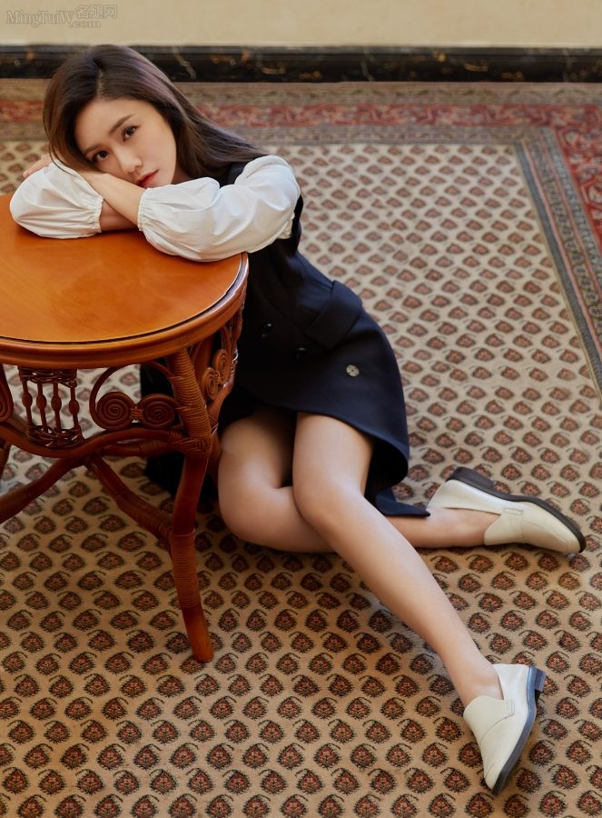 人妻刘芸坐在地毯上展示修长的美腿（第2张/共5张）