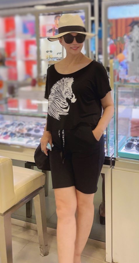 Chinese actor Ma Lihong has beautiful nails and feet, putting on and taking off shoes(2/4)