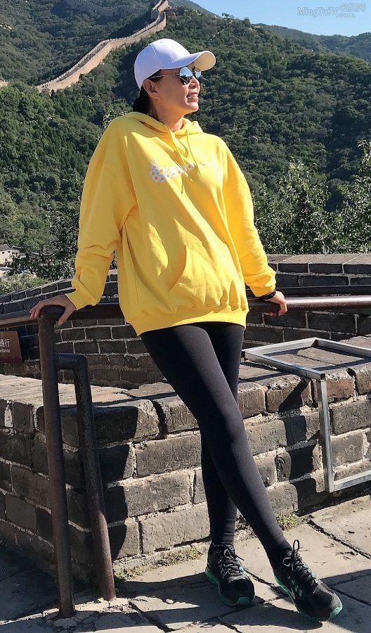 国话演员马丽紧身打底裤美腿登长城(4/8)