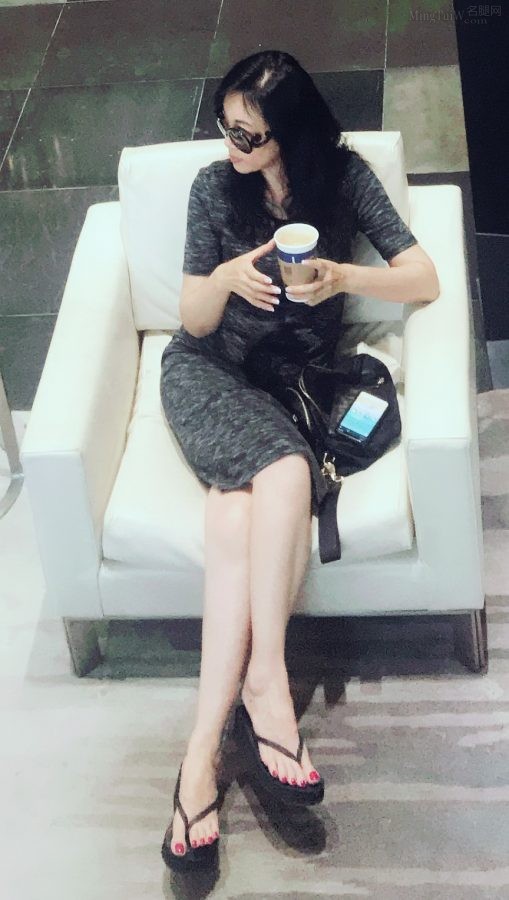 Photos of Chinese actor Ma Li's beautiful feet in flip-flops(3/3)