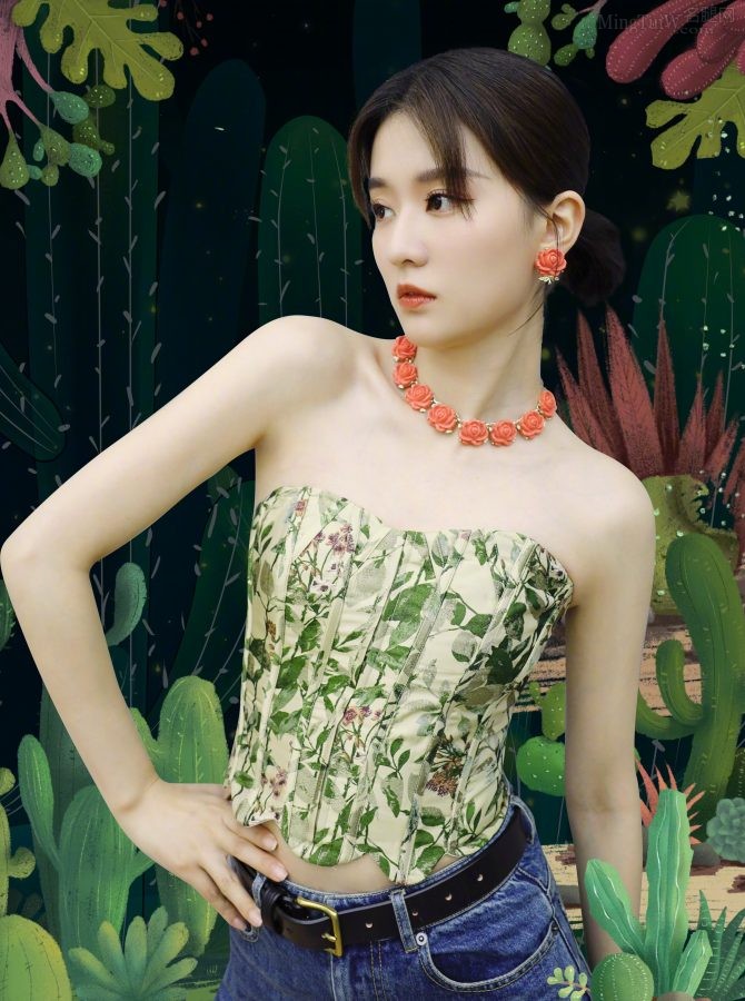 Qiao Xin has beautiful legs in tight jeans and beautiful shoulders as smooth as jade(4/4)