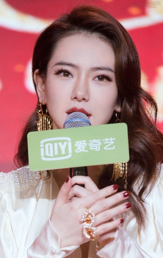 戚薇身着白色深V超短裙秀出美妙长腿(8/8)
