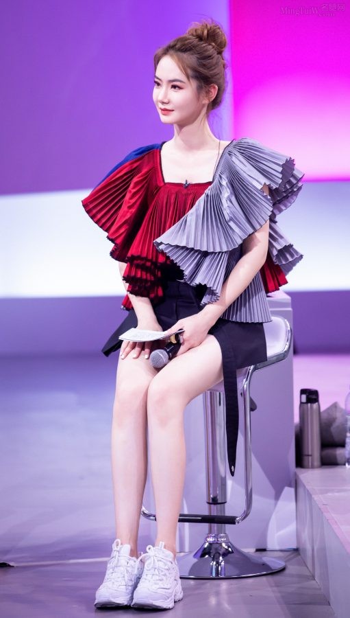 《认真的嘎嘎们》戚薇光滑白皙的美腿(1/17)