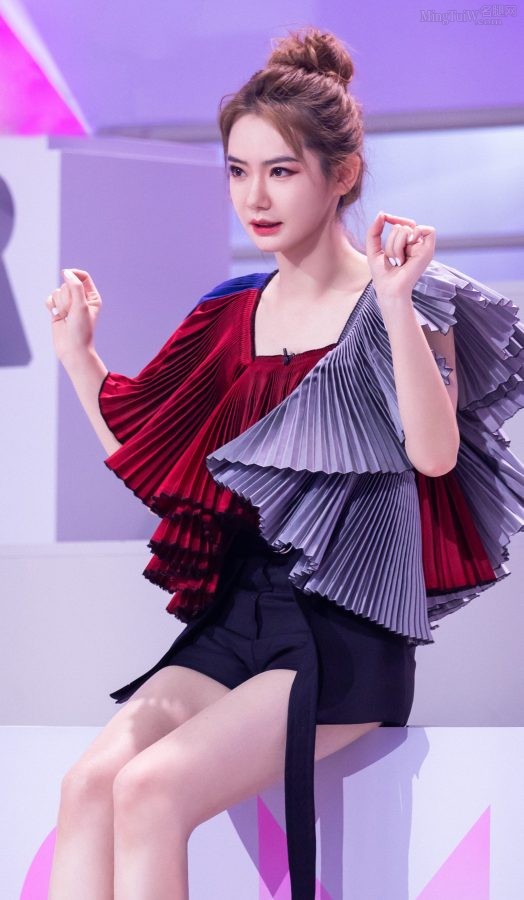 《认真的嘎嘎们》戚薇光滑白皙的美腿(6/17)