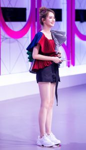 《认真的嘎嘎们》戚薇光滑白皙的美腿